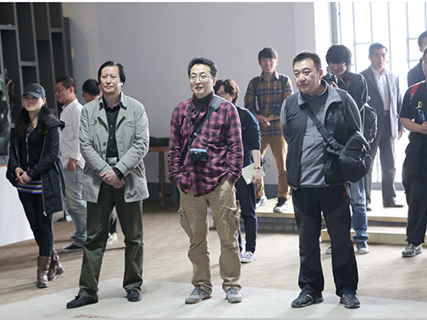 中央美术学院华体会官方认证平台_华体会huatihui（中国）
系副主任张伟教授、杨靖教授带领学生来华艺华体会官方认证平台_华体会huatihui（中国）
参观学习