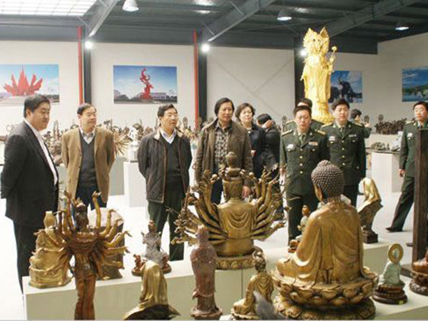 2009年3月29日济南军区原副司令李洪程中将、潍坊军分区司令员卞长伟、临朐县委书记刘建国等领导来华艺华体会官方认证平台_华体会huatihui（中国）
视察指导，傅绍相总经理介绍华体会官方认证平台_华体会huatihui（中国）
艺术