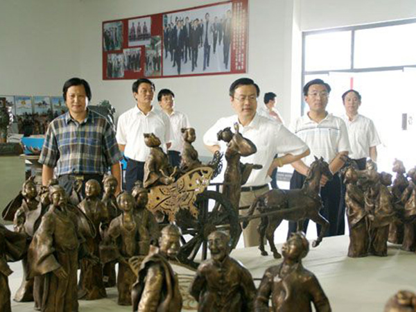 2008年8月5日山东省政协副主席、省工商联主席王乃静莅临华艺华体会官方认证平台_华体会huatihui（中国）
视察指导，傅绍相总经理介绍《风筝魂》群雕