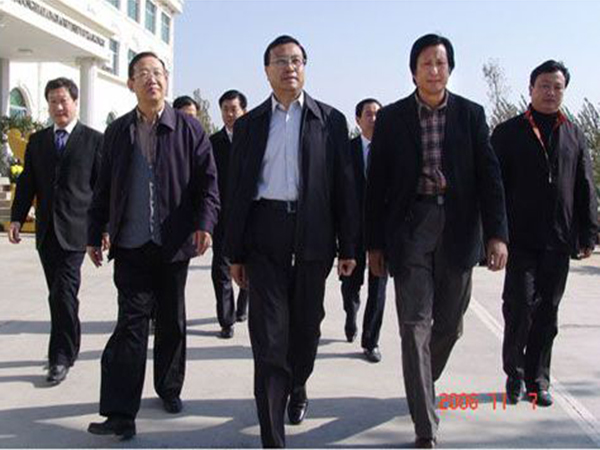 山东省副省长才利民、潍坊市市长许立全等领导于2006年10月7日莅临华艺华体会官方认证平台_华体会huatihui（中国）
视察指导，傅绍相总经理介绍的是艺术