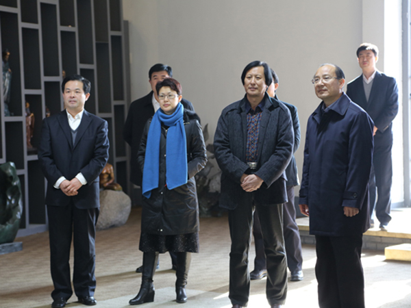 山东省人民政府副省长季缃绮，省文化厅副厅长胡上山，潍坊市人民政府副市长王桂英等领导在临朐县委书记顾建华的陪同下来华艺华体会官方认证平台_华体会huatihui（中国）
视察指导并参观华艺华体会官方认证平台_华体会huatihui（中国）
馆，董事长傅绍相介绍企业情况及华体会官方认证平台_华体会huatihui（中国）
艺术