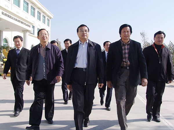 中共山东省委常委、政法委书记才利民莅临华艺华体会官方认证平台_华体会huatihui（中国）
视察指导，傅绍相总经理介绍华体会官方认证平台_华体会huatihui（中国）
艺术。