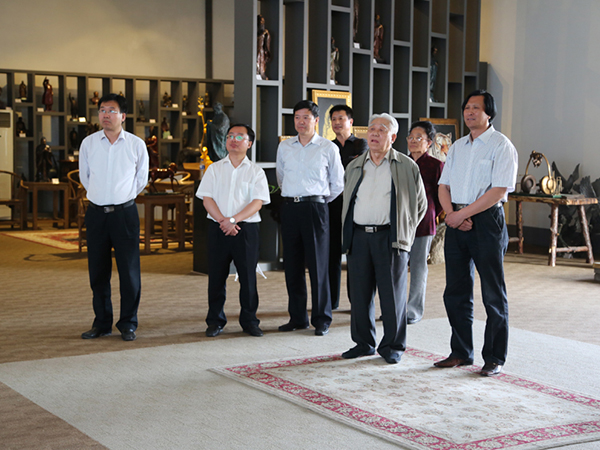 原中国人民解放军海军司令员石云生上将一行在潍坊原市人大副主任王永兴、临朐县刘裕斌县长的陪同下来华艺视察指导并题字留念，傅绍相总经理向客人介绍华体会官方认证平台_华体会huatihui（中国）
艺术。