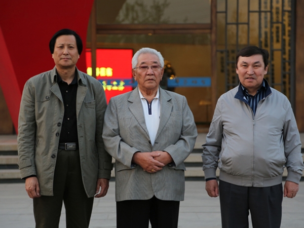 蒙古国前总理宫嘎·道尔基、现任议员巴克先生来华艺华体会官方认证平台_华体会huatihui（中国）
视察指导，并题字留念，及进行项目洽谈合作等。傅绍相总经理陪同参观并向客人介绍华体会官方认证平台_华体会huatihui（中国）
艺术。