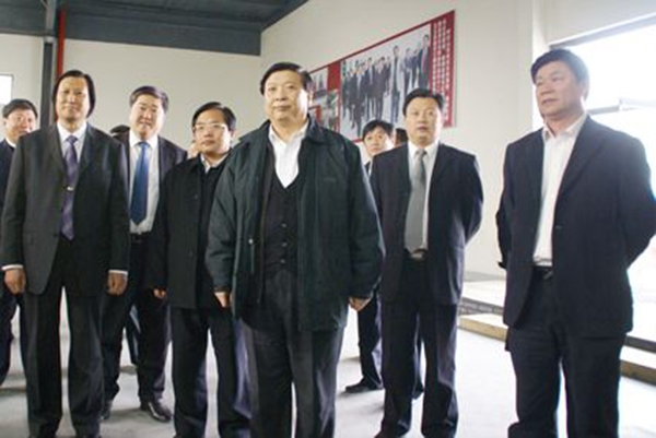 山东省委副书记、省长姜大明、副省长贾万志、潍坊市委书记张新起等领导于2009年4月15日莅临华艺华体会官方认证平台_华体会huatihui（中国）
视察指导，总经理傅绍相介绍华体会官方认证平台_华体会huatihui（中国）
艺术。